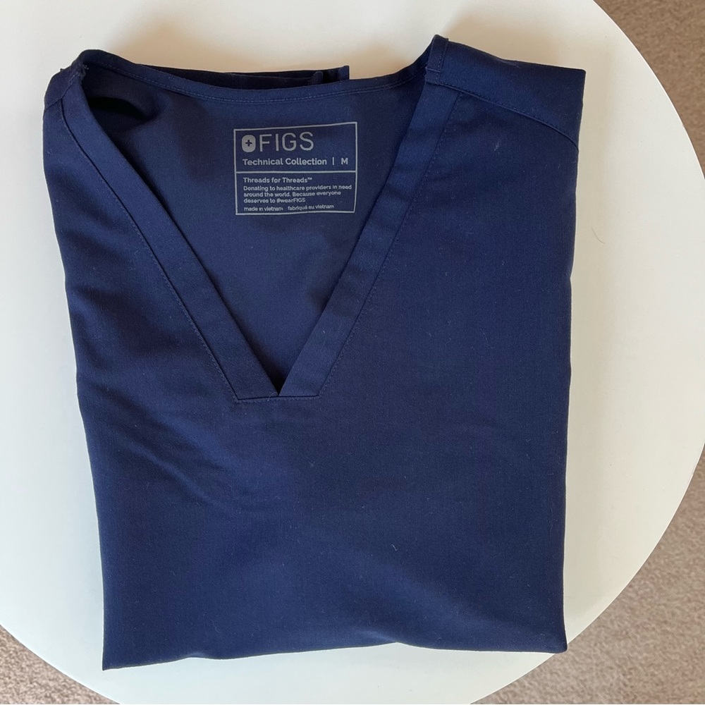 FIGS Casma Three Pocket Scrub Top, navy, M